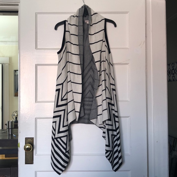 Black and white geo layering sweater - Picture 1 of 3